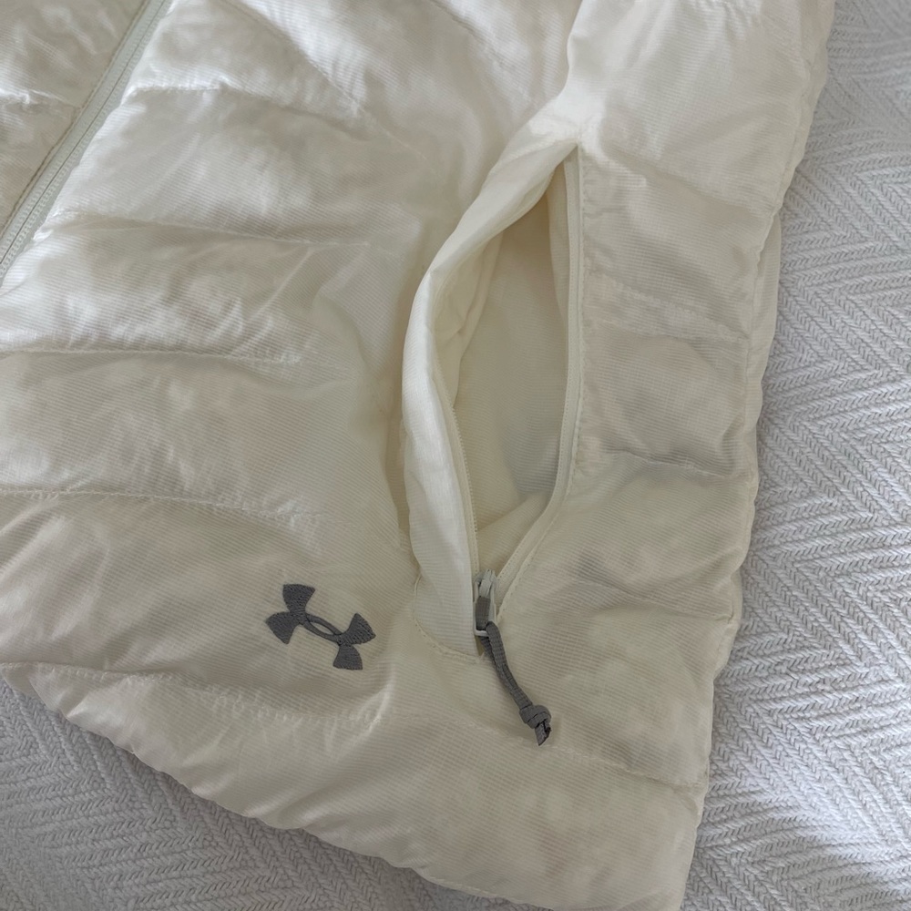 Size L Underarmour white puffer vest. - Picture 6 of 10